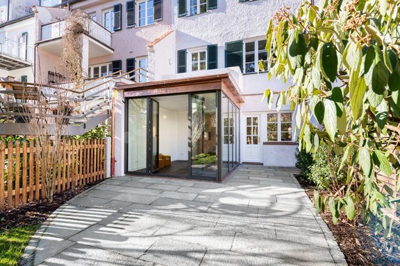 Sonnige Naturstein-Terrasse