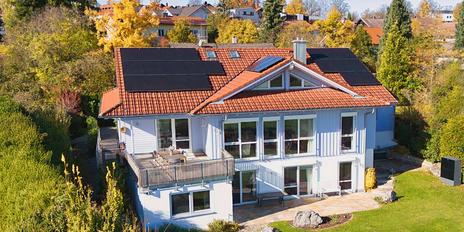 Bildschönes Familienhaus in Holzbauweise mit Wärmepumpe, PV und Weitblick in die Natur