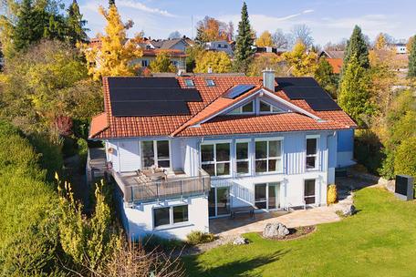 Bildschönes Familienhaus in Holzbauweise mit Wärmepumpe, PV und Weitblick in die Natur