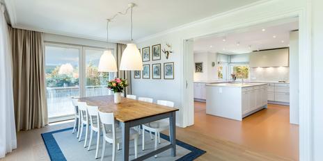 Bildschönes Familienhaus in Holzbauweise mit Wärmepumpe, PV und Weitblick in die Natur