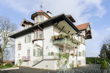 Bildschönes historisches Villenanwesen von 1900 mit herrlichem Parkgrund und weiterem Baurecht