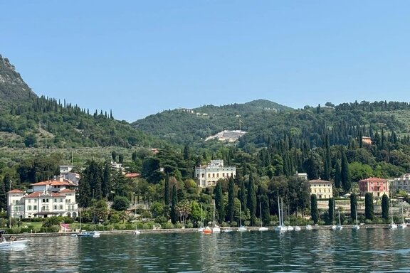 Blick vom See aufs Grundstück