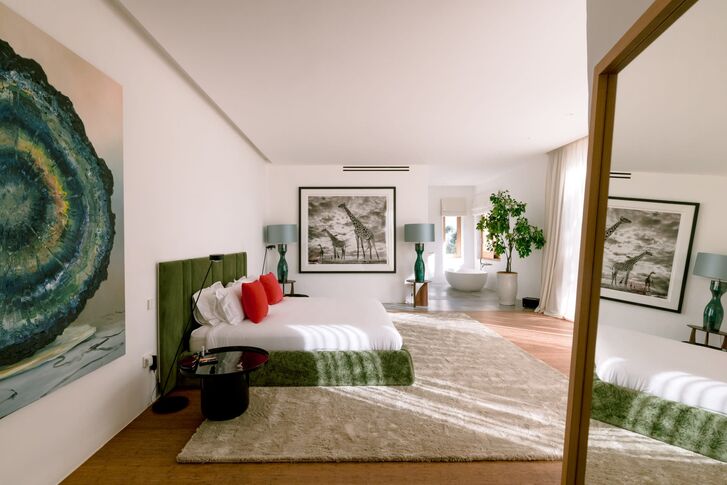 Großzügige Master-Suite mit edlen Naturmaterialien