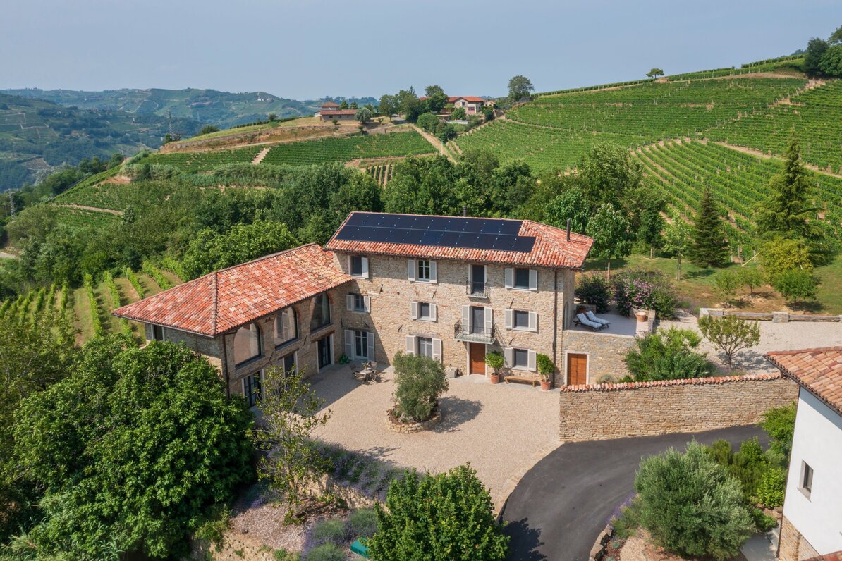 Estate surrounded by vineyards with private access
