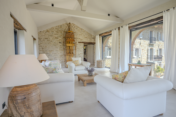 Bright elegance with natural warmth