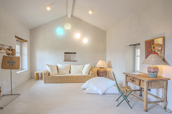 Warm minimalism with an air of exclusivity
