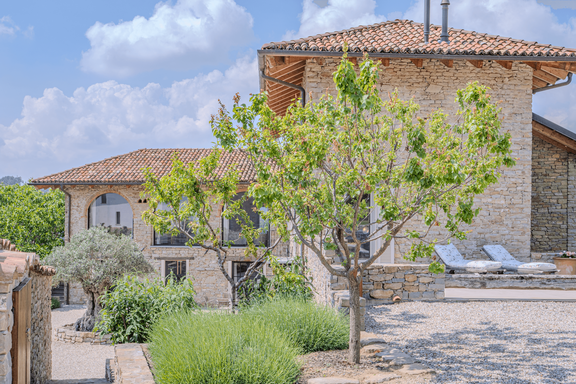 Casa Sole – A Natural Stone Idyll
