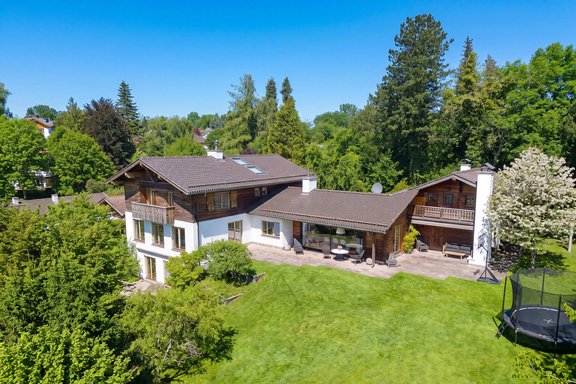 Spacious country house villa