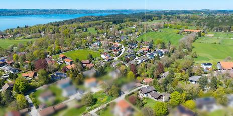 Chalet meets Purismus: Landhaus-Juwel mit Fernblick und Gästewohnung in Seenähe