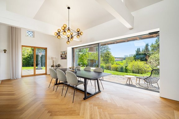 Panoramic windows with far-reaching views