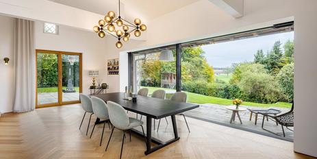 Chalet meets Purismus: Landhaus-Juwel mit Fernblick und Gästewohnung in Seenähe