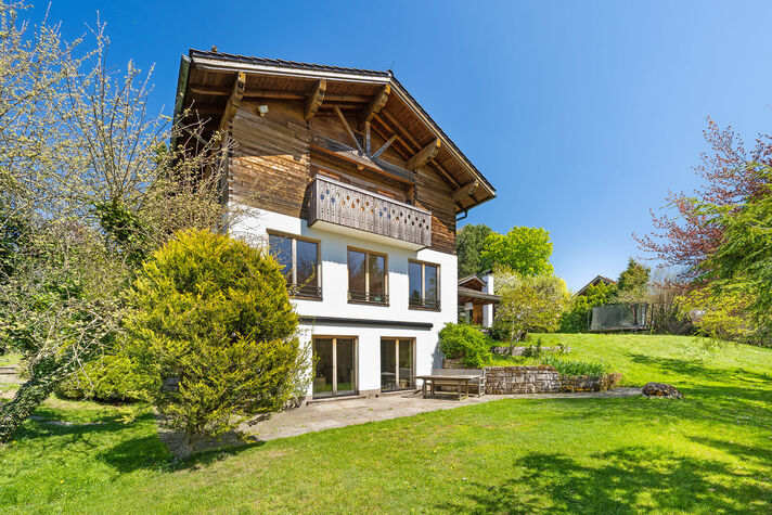Chalet meets Purismus: Landhaus-Juwel mit Fernblick und Gästewohnung in Seenähe
