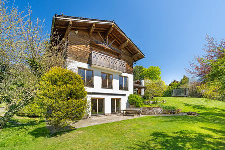 Chalet meets Purismus: Landhaus-Juwel mit Fernblick und Gästewohnung in Seenähe