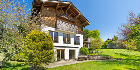 Chalet meets Purismus: Landhaus-Juwel mit Fernblick und Gästewohnung in Seenähe