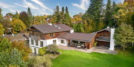 Chalet meets Purismus: Landhaus-Juwel mit Fernblick und Gästewohnung in Seenähe