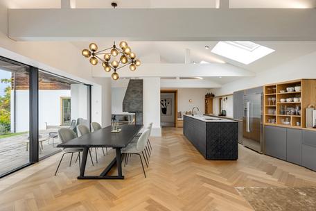 Chalet meets Purismus: Landhaus-Juwel mit Fernblick und Gästewohnung in Seenähe