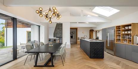 Chalet meets Purismus: Landhaus-Juwel mit Fernblick und Gästewohnung in Seenähe