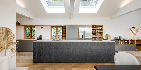 Chalet meets Purismus: Landhaus-Juwel mit Fernblick und Gästewohnung in Seenähe