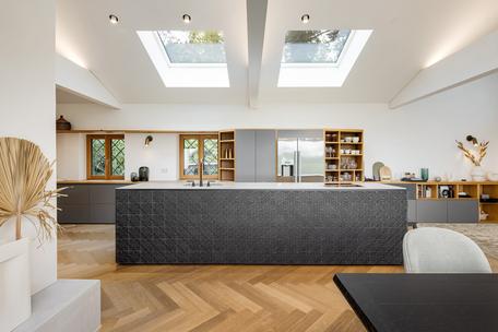 Chalet meets Purismus: Landhaus-Juwel mit Fernblick und Gästewohnung in Seenähe