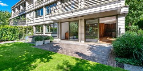 Chalet meets Urban Chic: Luxuriös ausgestattete 2-Zimmer-Gartenwohnung mit Hobby-/Gästebereich