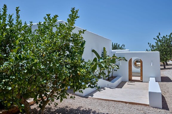 Privater Zugang mit typisch ibizenkischer Formensprache