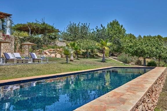 Weitläufiger Swimmingpool (ca. 15,4 × 5,4 m) mit großzügigen Liegeflächen