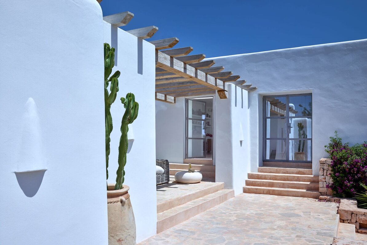 Geschützte Terrasse mit Holzpergola
