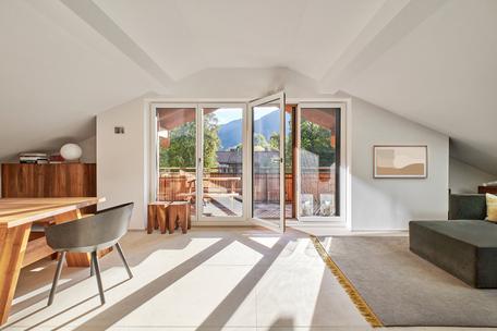 Chalet meets Clean Chic: Idyllisch gelegene 2-Zimmer-Wohnung mit Balkonterrasse und Bergpanorama