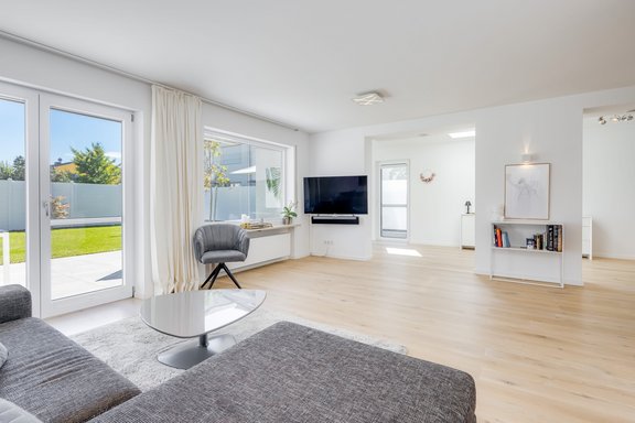 Sonnenerfülltes Wohnzimmer