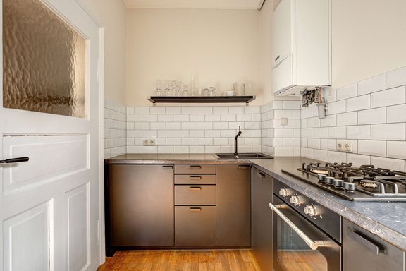 Monochrom gestaltete Küche