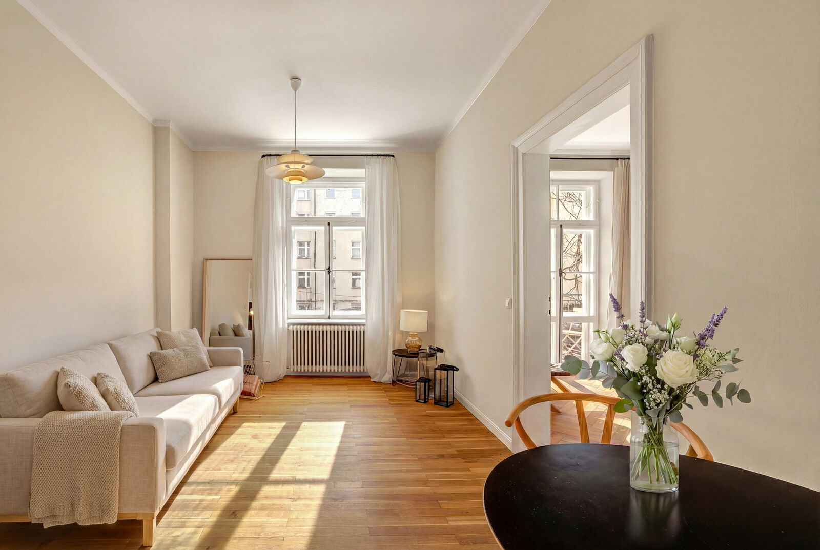 Lichterfülltes Wohnzimmer (teilweise virtuell möbliert)