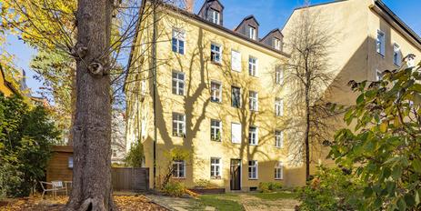 Charming set-back courtyard location: apartment building with 12 units and potential