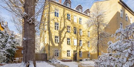 Charmant zurückversetzte Hoflage: Mehrfamilienhaus mit 12 Einheiten und Potenzial