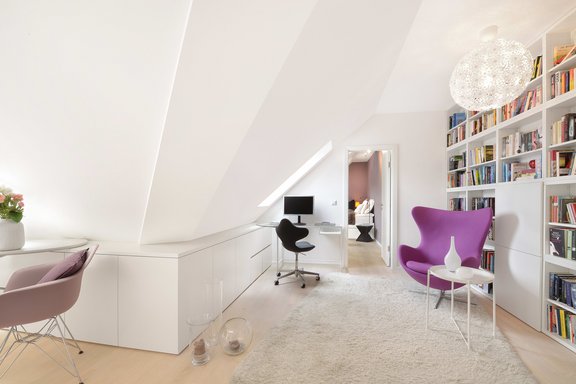 Platz für Bibliothek und Arbeitsbereich
