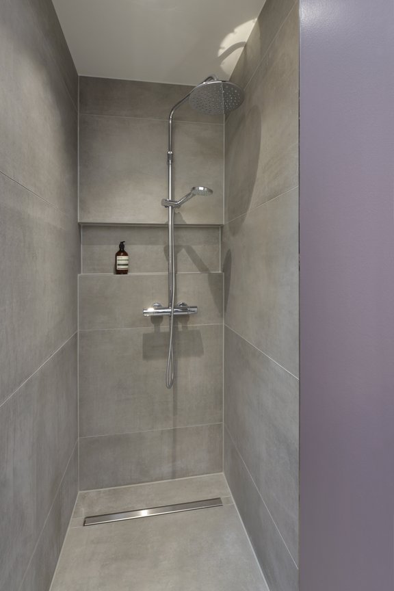 Neuwertige Dusche mit Fliesen in Beton-Optik