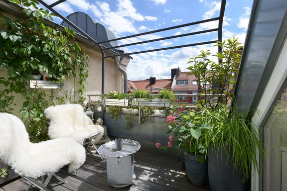 Idyllische Dachterrasse mit Markise