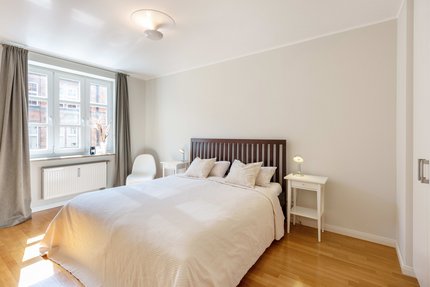 Schlafzimmer mit Arbeitsplatz