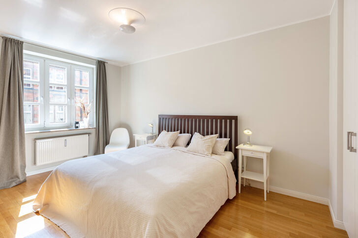 Schlafzimmer mit Arbeitsplatz