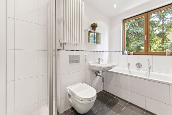 Modernes Ensuite-Badezimmer mit Tageslicht