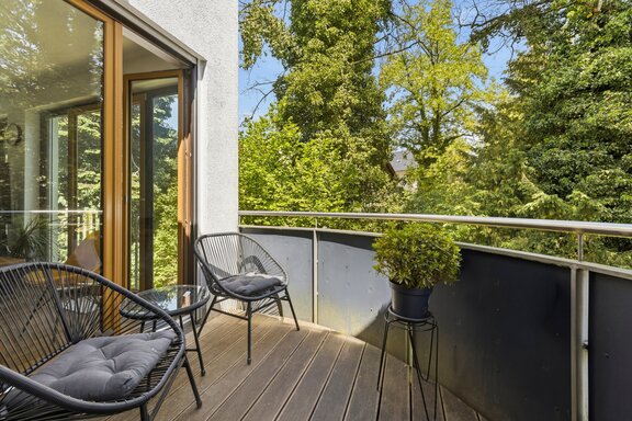 Lauschiger Balkon mit Blick ins Grüne