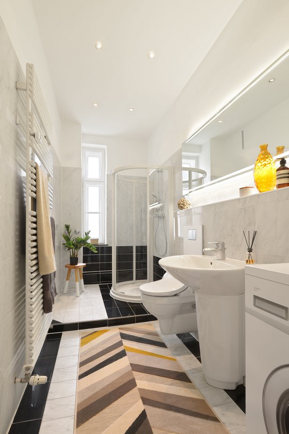 Zeitloses Bad mit Fenster