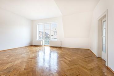 Charming 3-room old building apartment with balcony