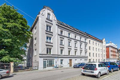 Charming 3-room old building apartment with balcony