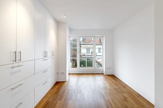 Built-in wardrobe in the bedroom