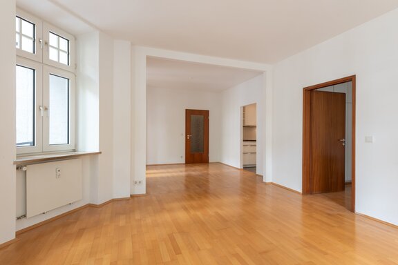Spacious living/dining area