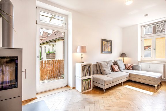 Helles Wohnzimmer mit Schwedenofen