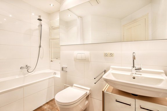 Modernes Badezimmer mit Badewanne