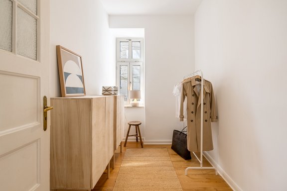 Ankleide/Büro mit Fenster