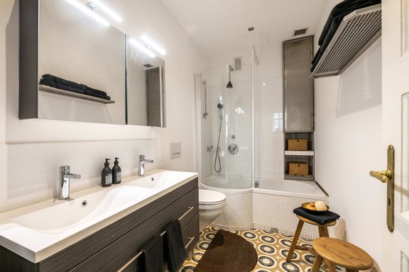 Zeitlos-modernes Bad mit stylischem Twist