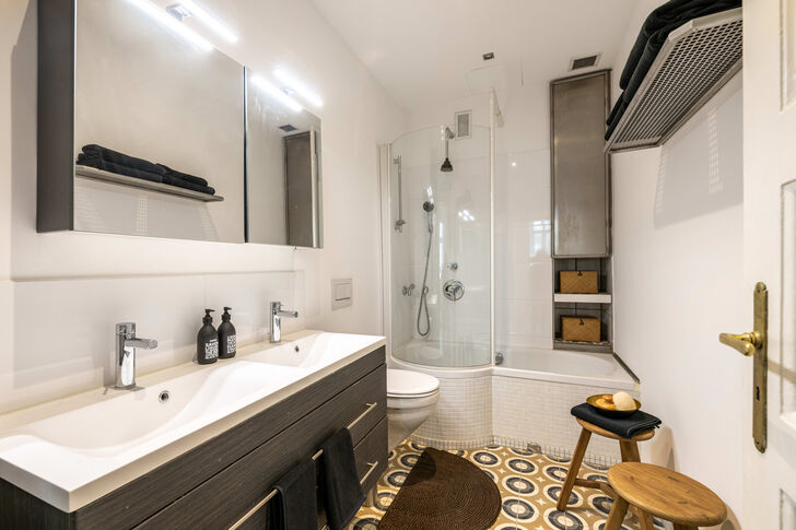 Zeitlos-modernes Bad mit stylischem Twist